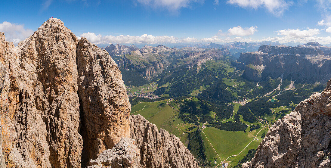 Felswand entlang der normalen Kletterroute zum Langkofel vom Sellajoch, Grödner Tal, Trentino Südtirol, Italien.