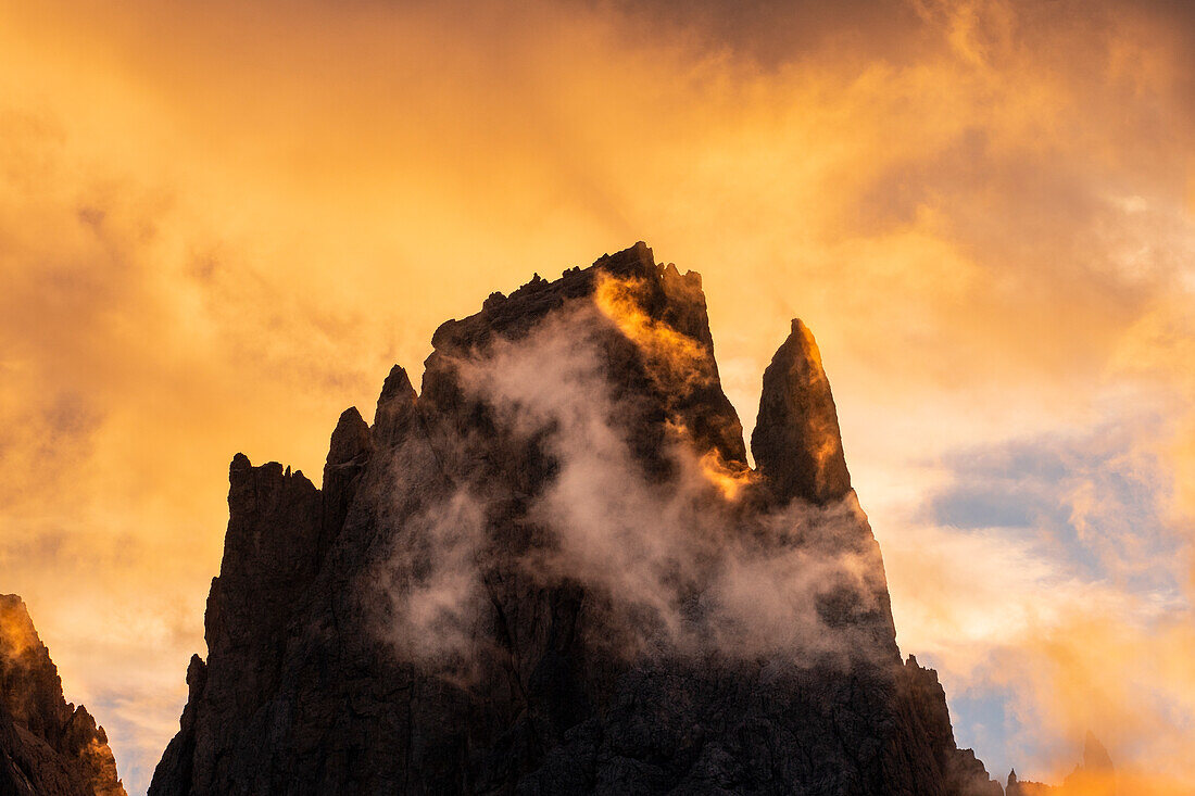 Langkofel in der Langkofelgruppe bei Sonnenuntergang vom Sellajoch, Fassatal, Trentino Südtirol, Dolomiten, Italien.