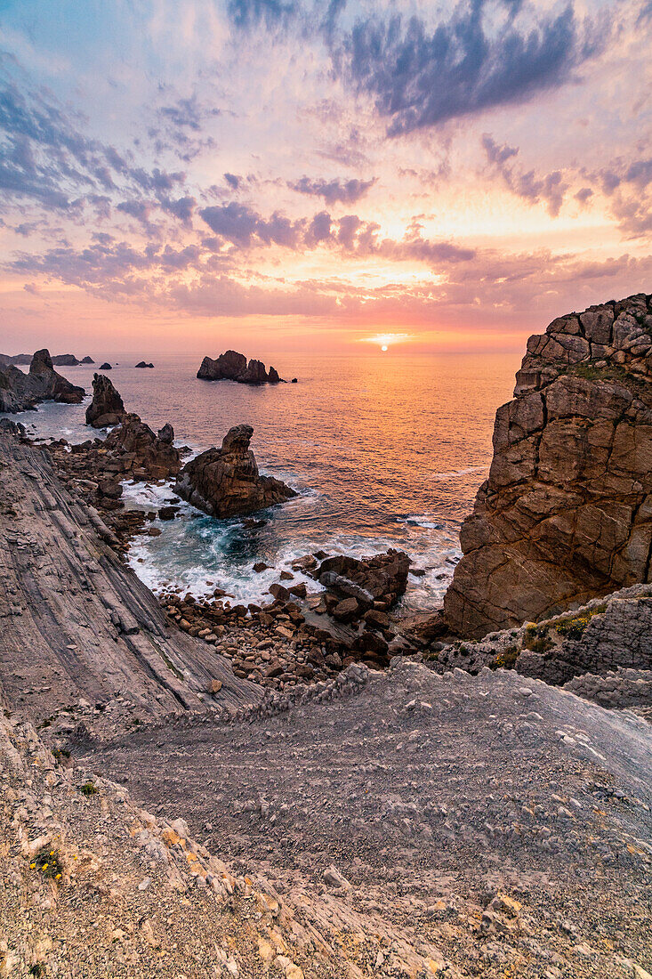 Felsenstrand im kantabrischen Meer der Costa Quebrada bei Sonnenuntergang. Playa del Portio, Liencres, Kantabrien, Spanien, Europa.