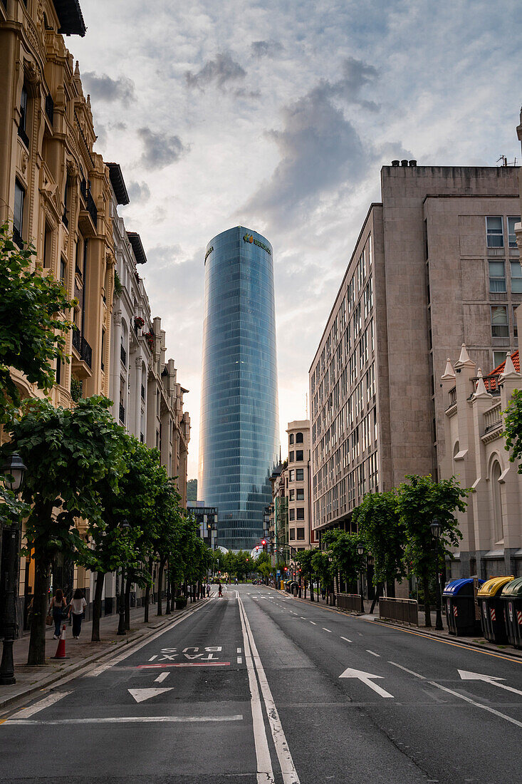 Stadtbild des Iberdrola-Turms zwischen den Stadtpalästen. Bilbao, Baskenland, Spanien, Europa.