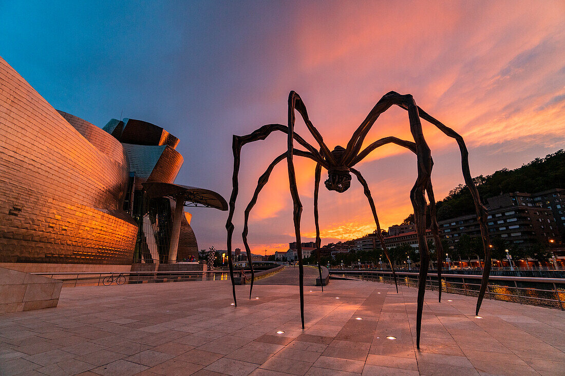 Die Spider-Skulptur "Maman" von Louise Bourgeois im Guggenheim-Museum. Bilbao, Baskenland, Spanien, Europa.
