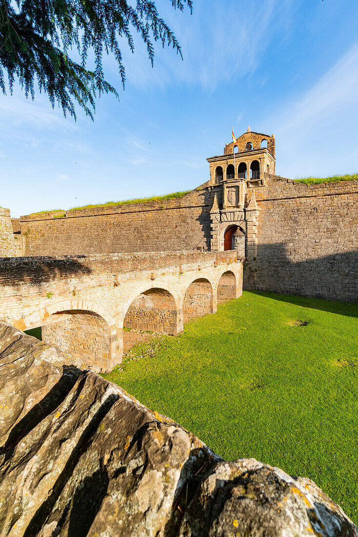 Die Brücke der mittelalterlichen Burg von Jaca. Zitadelle von Jaca, Region Aragonien, Spanien, Europa.