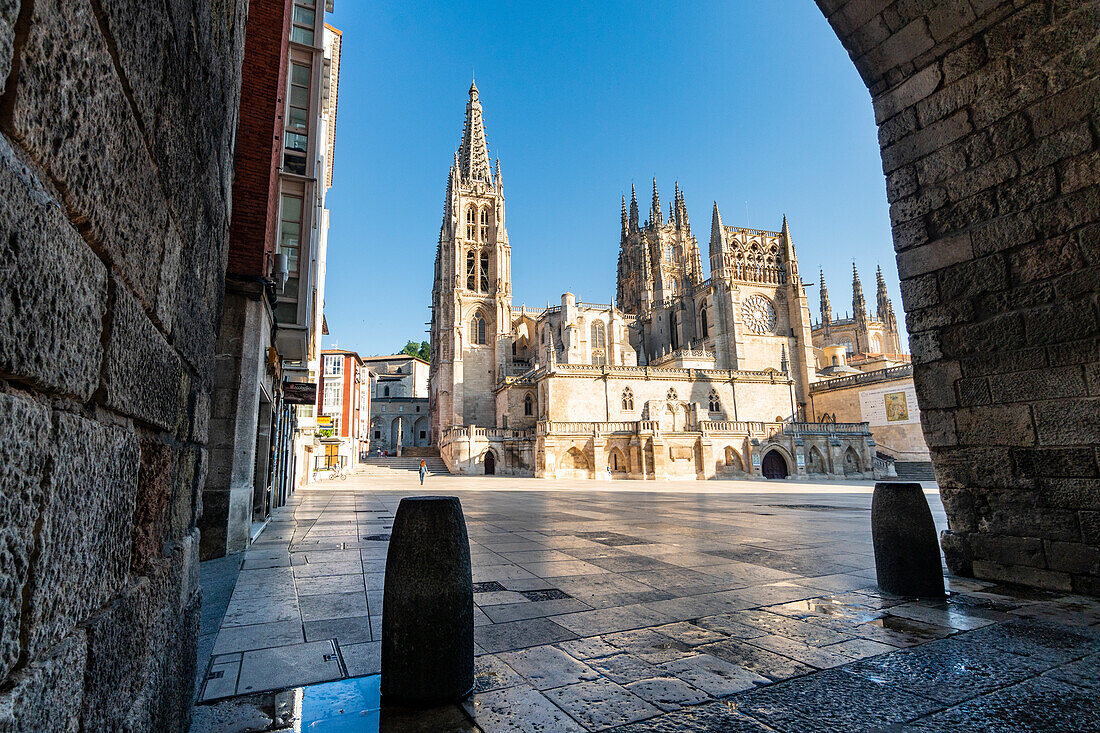 Die gotische Architektur der Kathedrale Santa Maria von Burgos vom Arco de Santa Maria aus. Burgos, Kastilien und León, Spanien, Europa