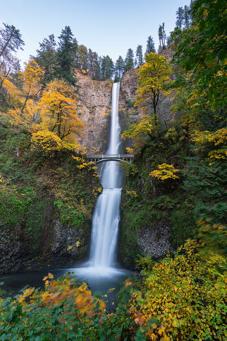 Multnomah Falls im Herbst. Cascade Locks, Multnomah County, Oregon, USA.