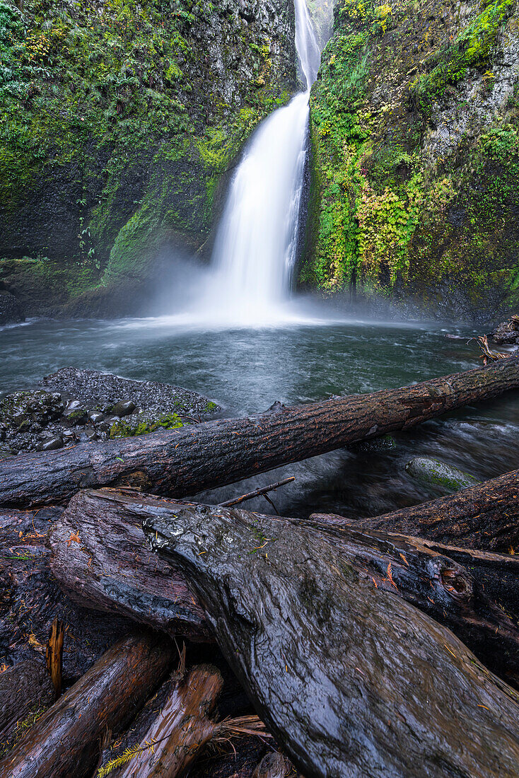 Wahclella Falls in autumn. Cascade Locks, Multnomah county, Oregon, USA.