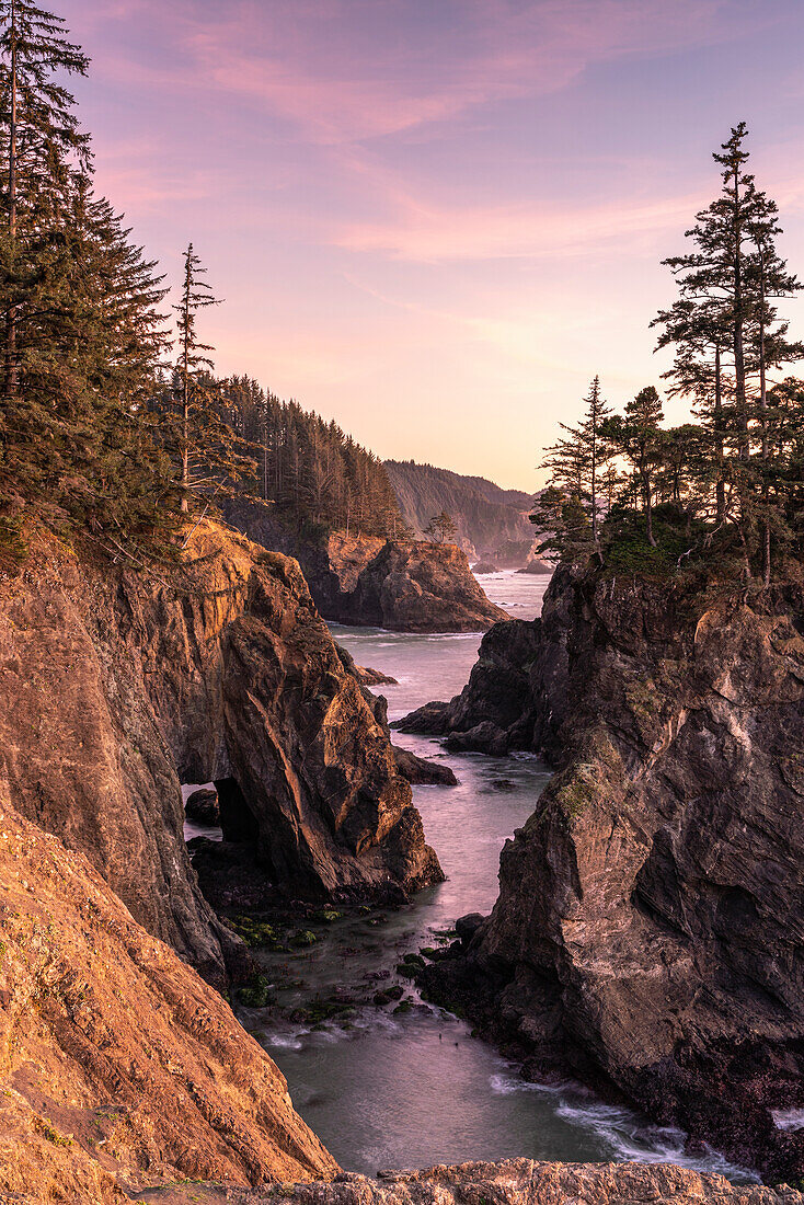 Landschaft bei Sonnenuntergang an den natürlichen Brücken im Samuel H. Boardman Scenic Corridor State Park. Brookings, Landkreis Curry, Oregon, USA.