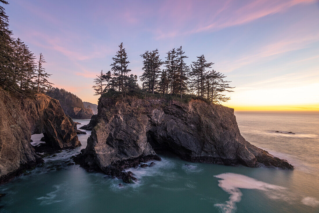 Landschaft bei Sonnenuntergang an den natürlichen Brücken im Samuel H. Boardman Scenic Corridor State Park. Brookings, Landkreis Curry, Oregon, USA.