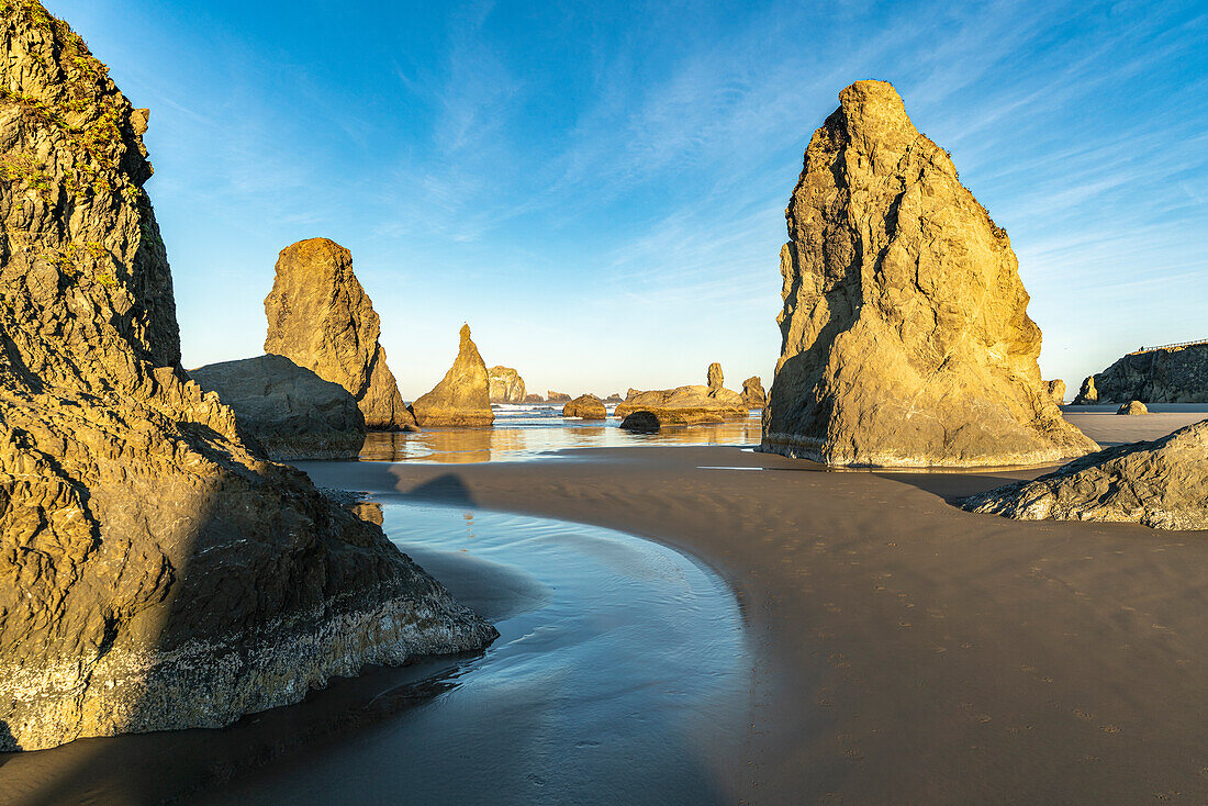Wellenbrecher am Strand von Bandon. Bandon, Coos County, Oregon, USA.