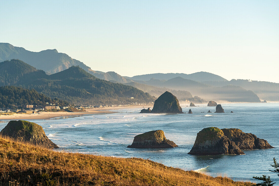 Blick auf die Felsformationen und den Haystack Rock von Cannon Beach vom Ecola State Park aus. Landkreis Clatsop, Oregon, USA.