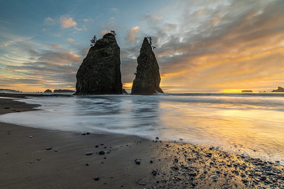 Sonnenuntergang am Rialto Beach. La Push, Landkreis Clallam, Bundesstaat Washigton, USA.