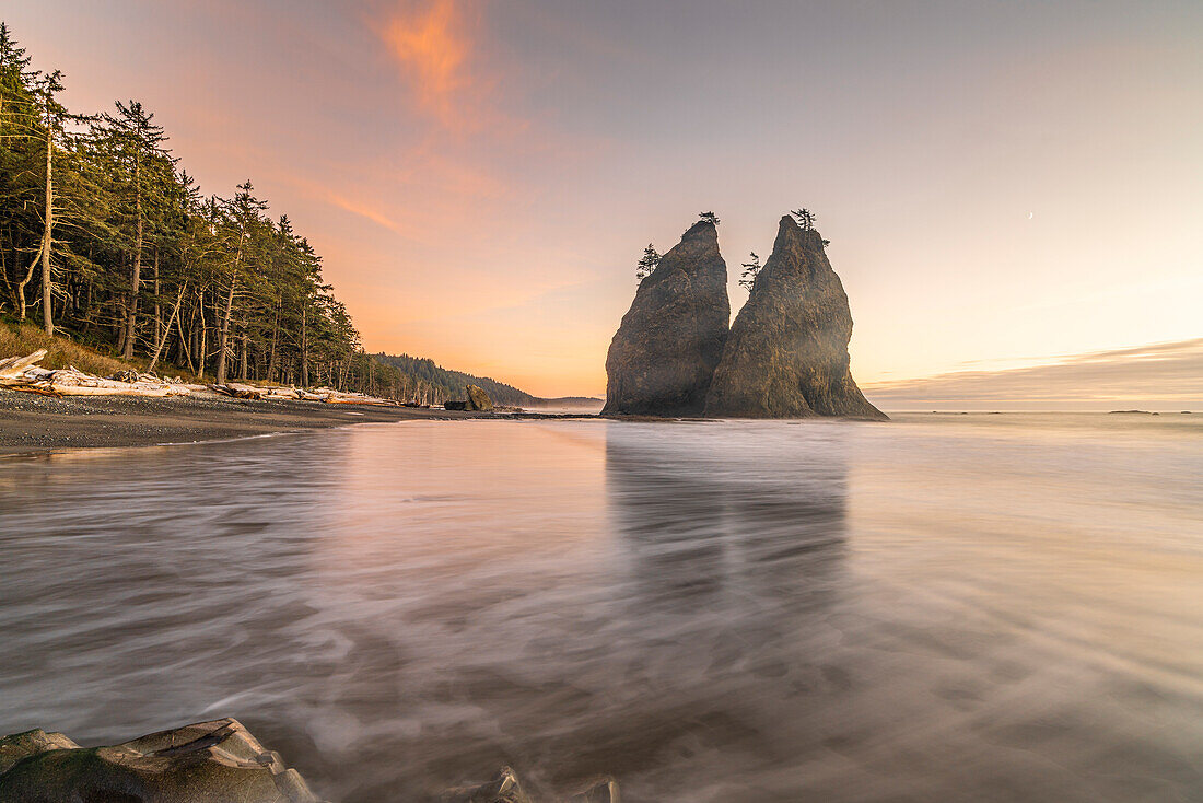 Sonnenuntergang am Rialto Beach. La Push, Landkreis Clallam, Bundesstaat Washigton, USA.