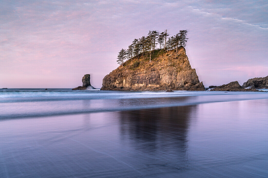 Felsvorsprünge und Spiegelung bei Ebbe in der Morgendämmerung. Zweiter Strand, La Push, Clallam County, Bundesstaat Washigton, USA.