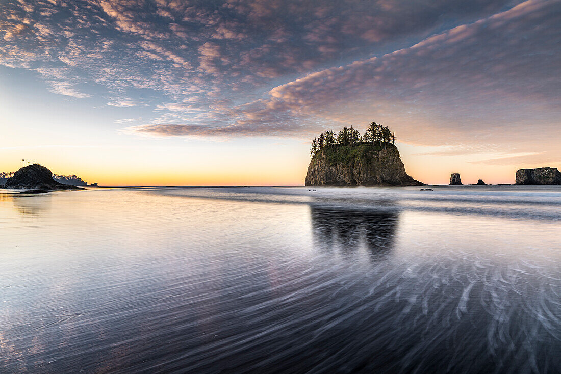 Felsvorsprünge und Spiegelung bei Ebbe in der Morgendämmerung. Zweiter Strand, La Push, Clallam County, Bundesstaat Washigton, USA.