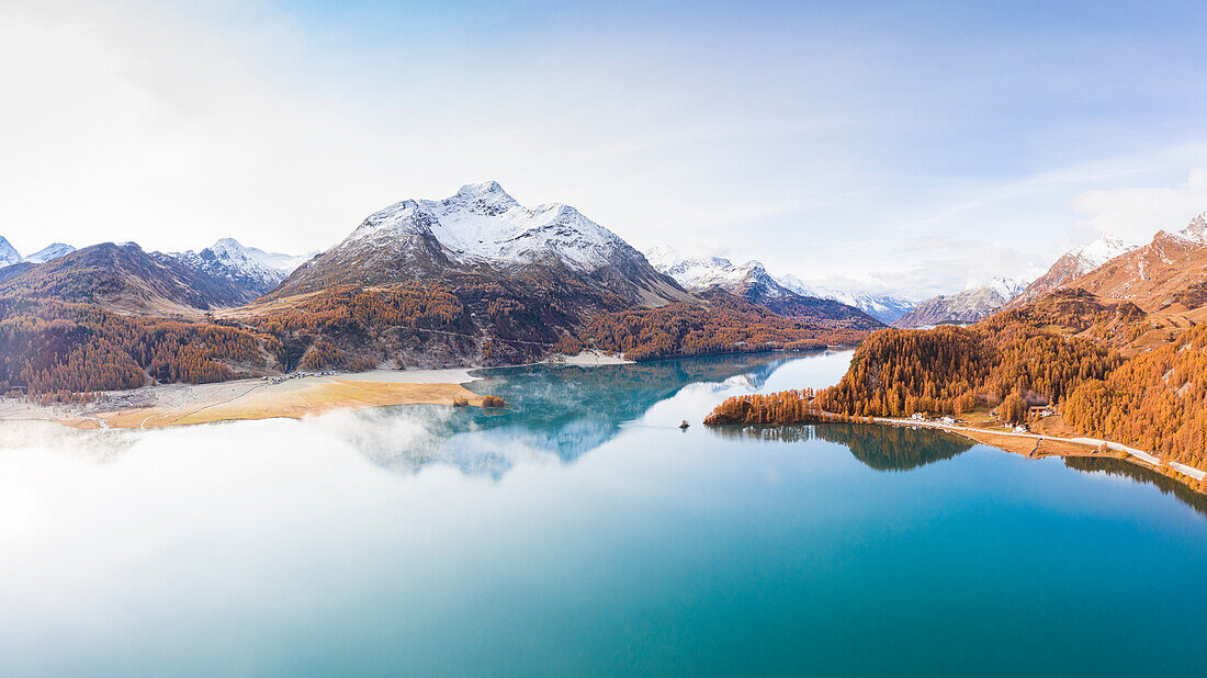 Schweiz, Kanton Graubünden, Region Maloja, Sils im Engadin/Segl: schneebedeckter Gipfel der La Margna, der sich im Herbst im Silser See spiegelt.