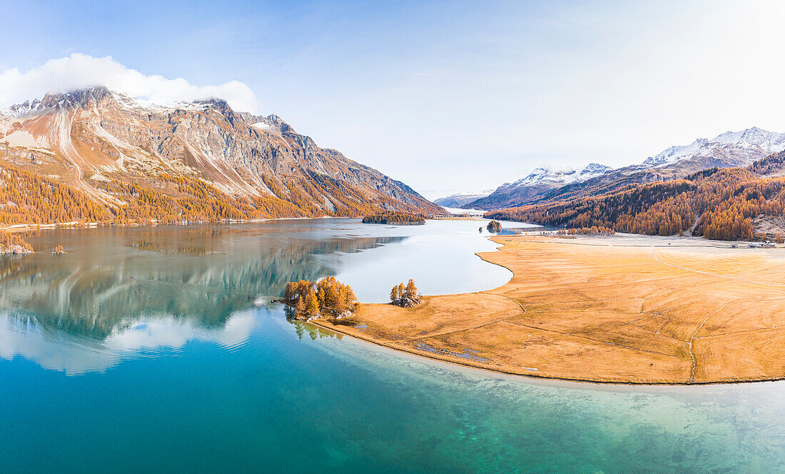 Schweiz, Kanton Graubünden, Region Maloja, Sils im Engadin/Segl: Silser See im Herbst, mit dem nebelverhangenen Silvaplanasee weit im Hintergrund.