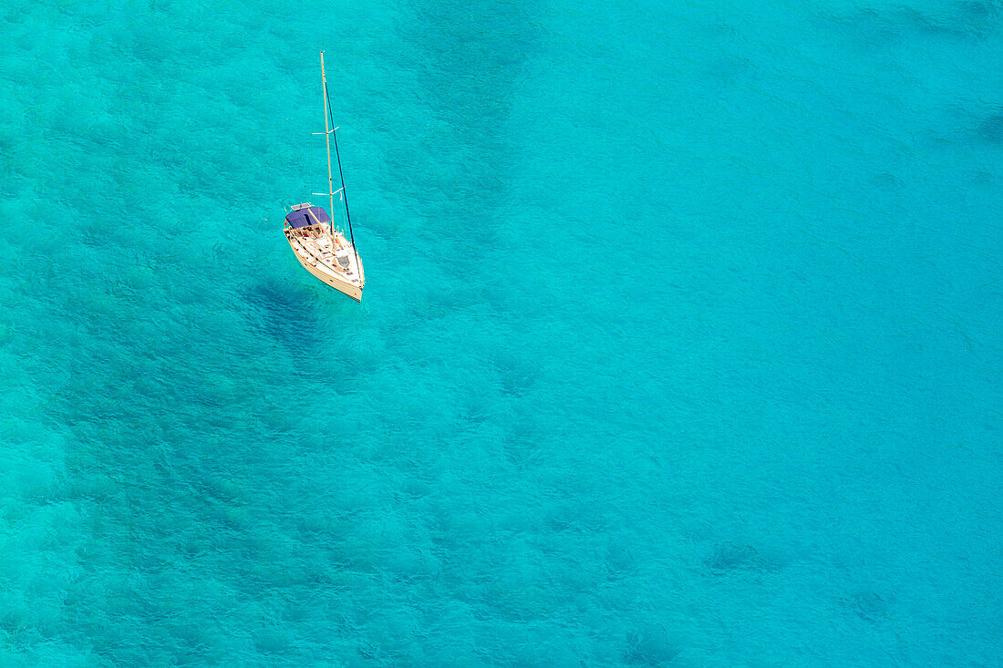 Boot angedockt in der Nähe des Shipwreck-Strandes, Zakynthos, Ionische Inseln, Griechenland, Europa