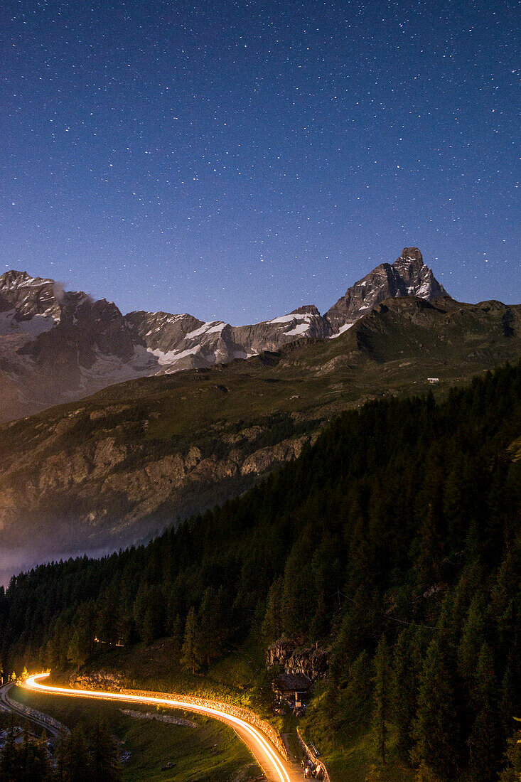 Matterhorn in der Nacht mit Autospur, Cheneil, Valtournenche, Aostatal, Italien