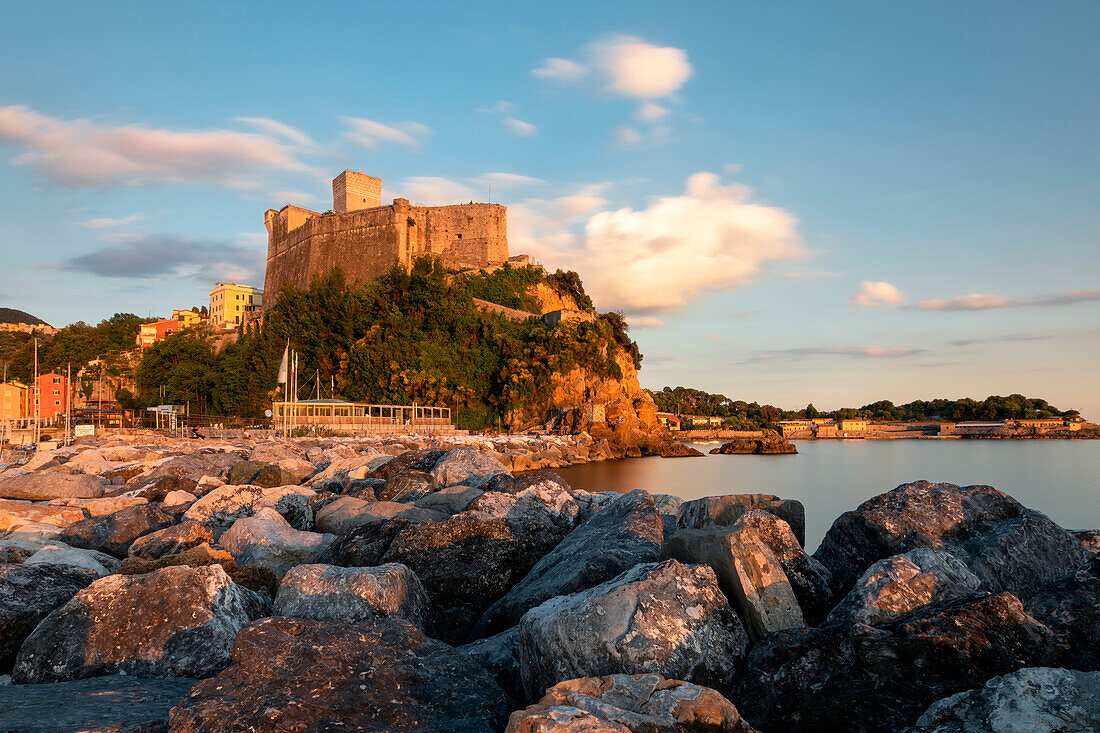 Langzeitbelichtung bei Sonnenuntergang auf der Burg von Lerici, Gemeinde Lerici, Provinz La Spezia, Bezirk Ligurien, Italien, Europa