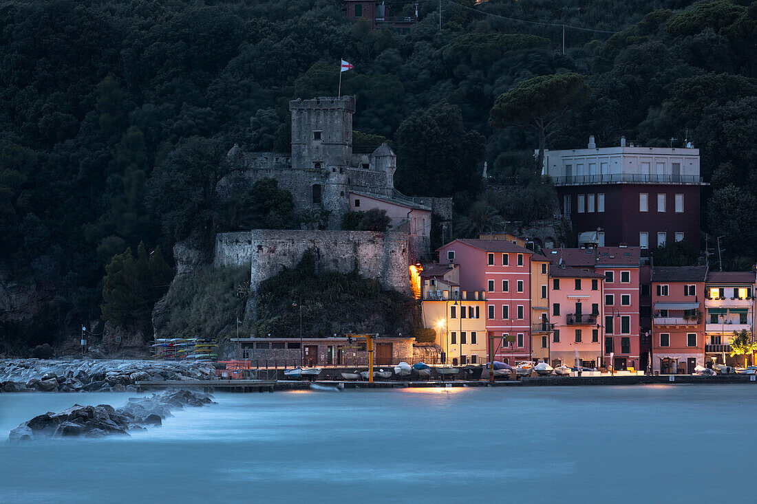 Langzeitbelichtung auf dem Schloss von San Terenzo, Gemeinde Lerici, Provinz La Spezia, Region Ligurien, Italien, Europa