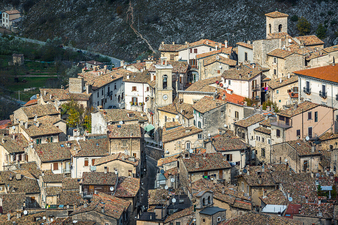 Winterliche Aussicht auf authentische mittelalterliche Dörfer von oben. Scanno, Provinz von L'Aquila, Abruzzen, Italien, Europa
