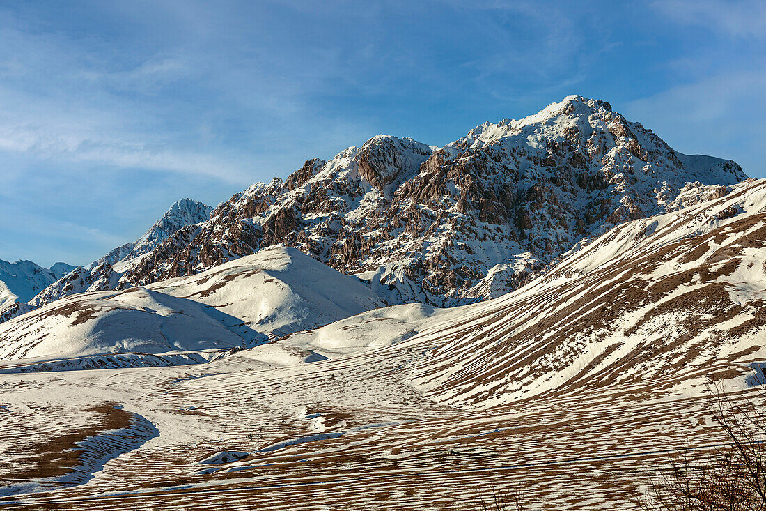 Der Monte Prena und die Hochebene des Campo Imperatore mit dem letzten schmelzenden Schnee. Nationalpark Gran Sasso und Monti della Laga, Abruzzen, Italien, Europa