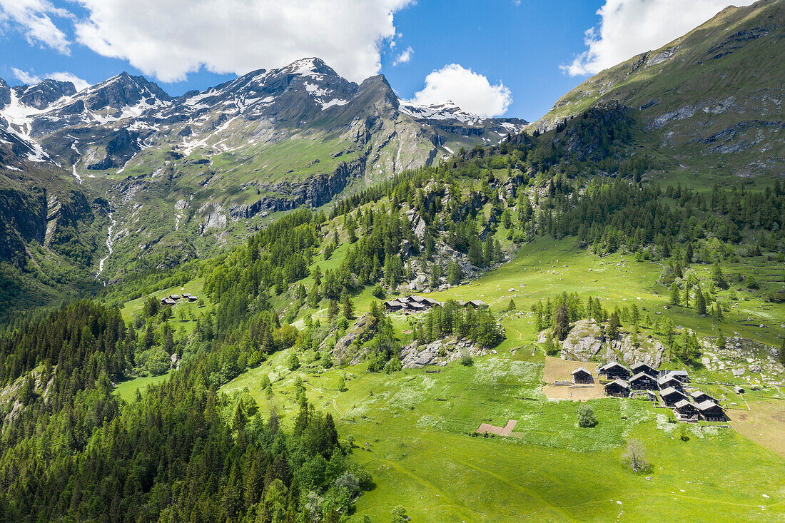 Luftaufnahme der Alpe Otro, Weiler Dorf und Scarpia (Alagna, Valsesia, Provinz Vercelli, Piemont, Italien, Europa)