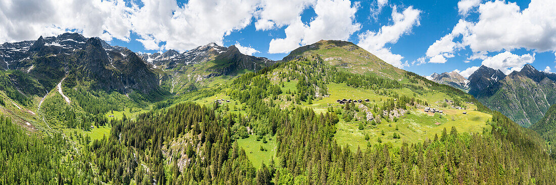 Panoramablick auf die Alpe Otro und das Otro-Tal (Valsesia, Provinz Vercelli, Piemont, Italien, Europa)