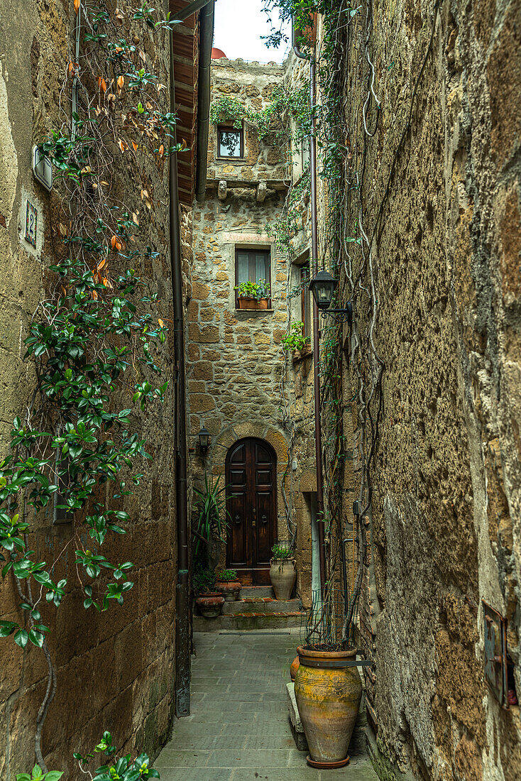 Characteristic alleys of the ancient Etruscan village of Pitigliano. Pitigliano, Grosseto province, Tuscany, Italy, europe