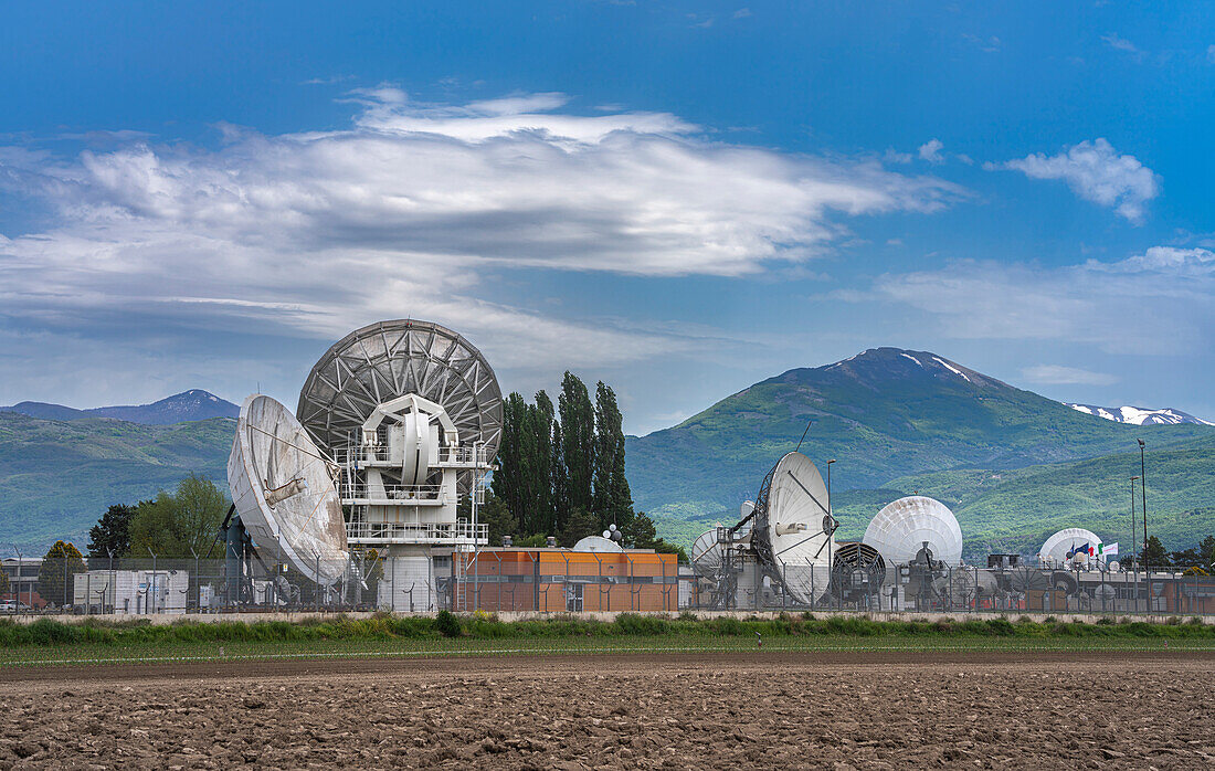 Telespazio-Raumfahrtzentrum in Fucino. Satellitenschüssel für die Satelliten in der Erdumlaufbahn und Telekommunikationsdienste. Abruzzen, Italien