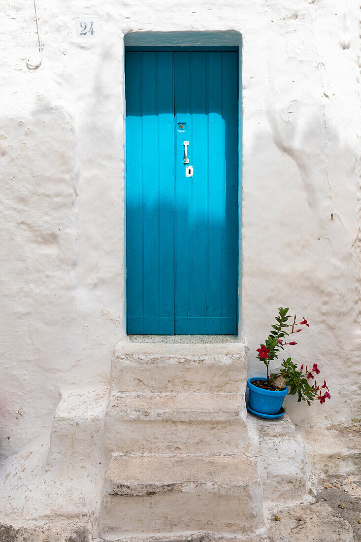 Blaue Tür in dem weißen Dorf Ostuni (Provinz Brindisi, Salento, Apulien, Italien)