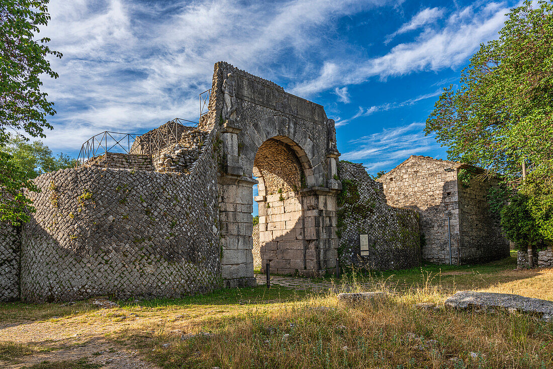 Ruinen der majestätischen Porta Bojano und des Decumanus maximum in der antiken Stadt Altilia, heute Sepino. Archäologischer Park von Sepino. Molise