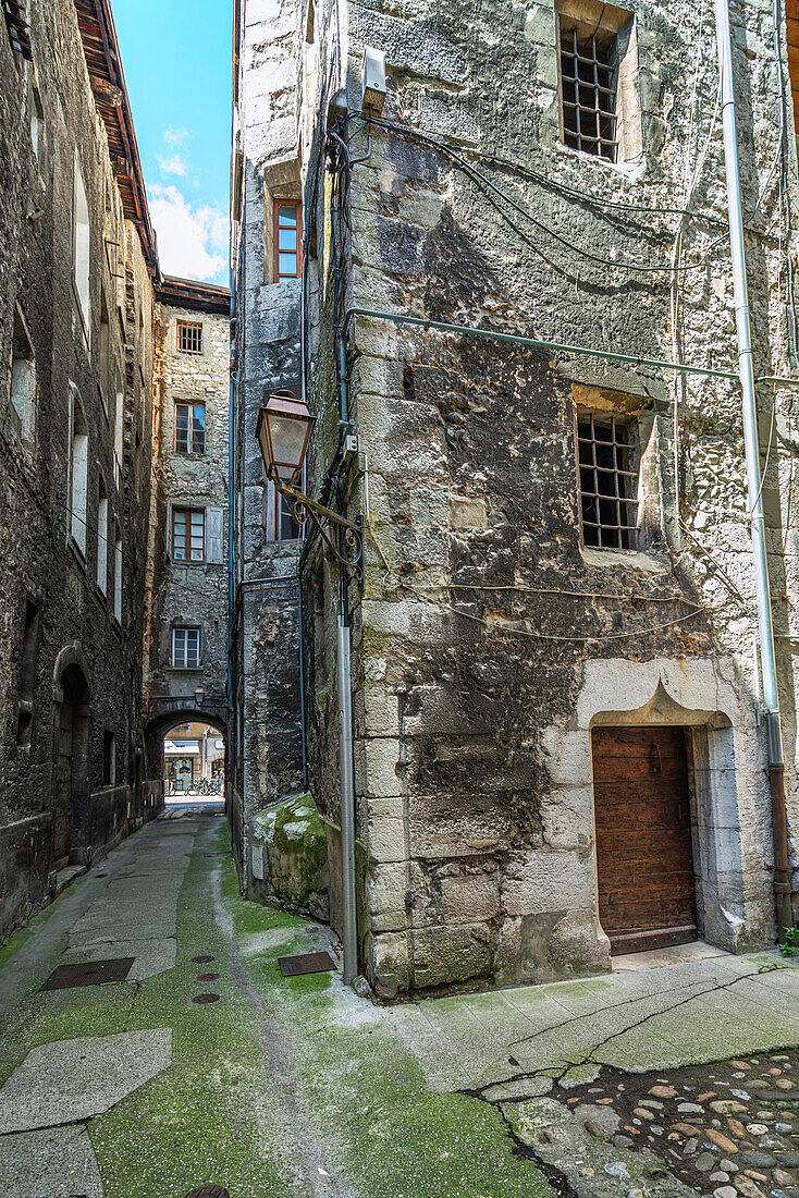 Überdachte Gänge zwischen den Gassen und Plätzen, die für die Touristenstadt Chambery charakteristisch sind. Chambery, Region Auvergne-Rhône-Alpes, Frankreich