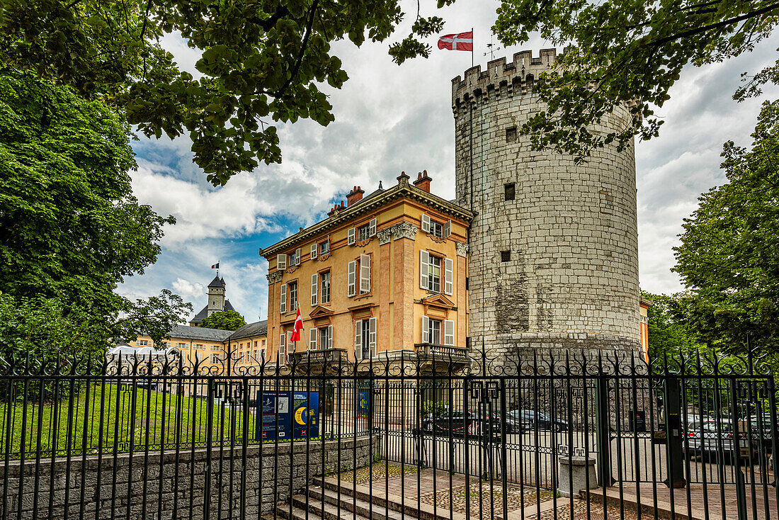 Altes Schloss des Herzogs von Savoyen in der mittelalterlichen Stadt Chambery. Sie ist heute Sitz der Präfektur von Savoyen. Chambery, Departement Savoyen, Region Auvergne-Rhône-Alpes, Frankreich, Europa