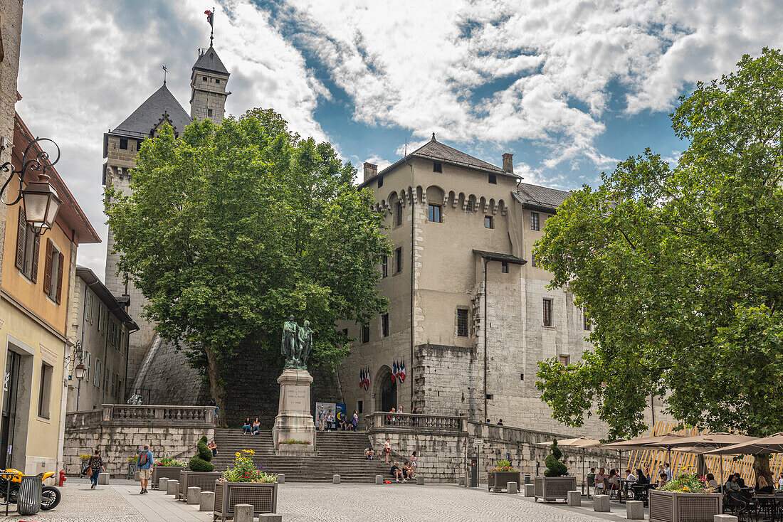 Das mächtige Schloss der Herzöge von Savoyen in Chambery mit dem kleinen Zug, der Touristen auf geführte Touren durch die Stadt bringt. Chambery, Region Auvergne-Rhône-Alpes, Savoyen, Frankreich