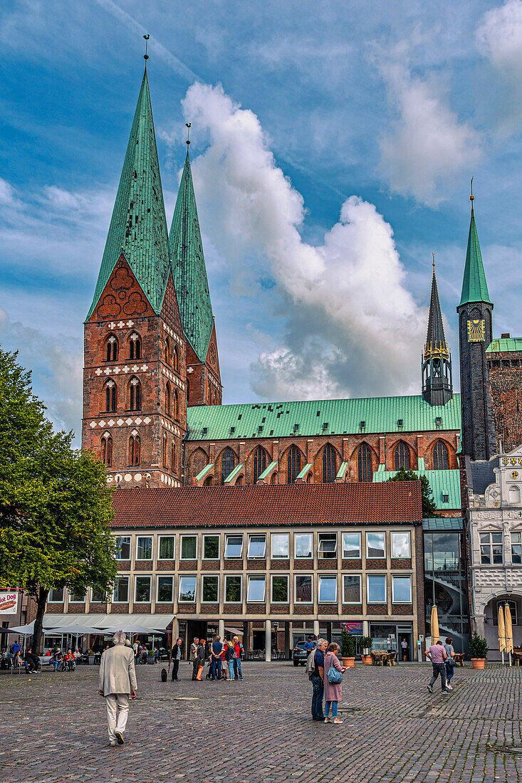 Marktplatz in Lübeck. Die Glockentürme der Kirche Santa Maria ragen über den von Touristen belebten Platz hinaus. Lübeck, Schleswig-Holstein, Deutschland, Europa