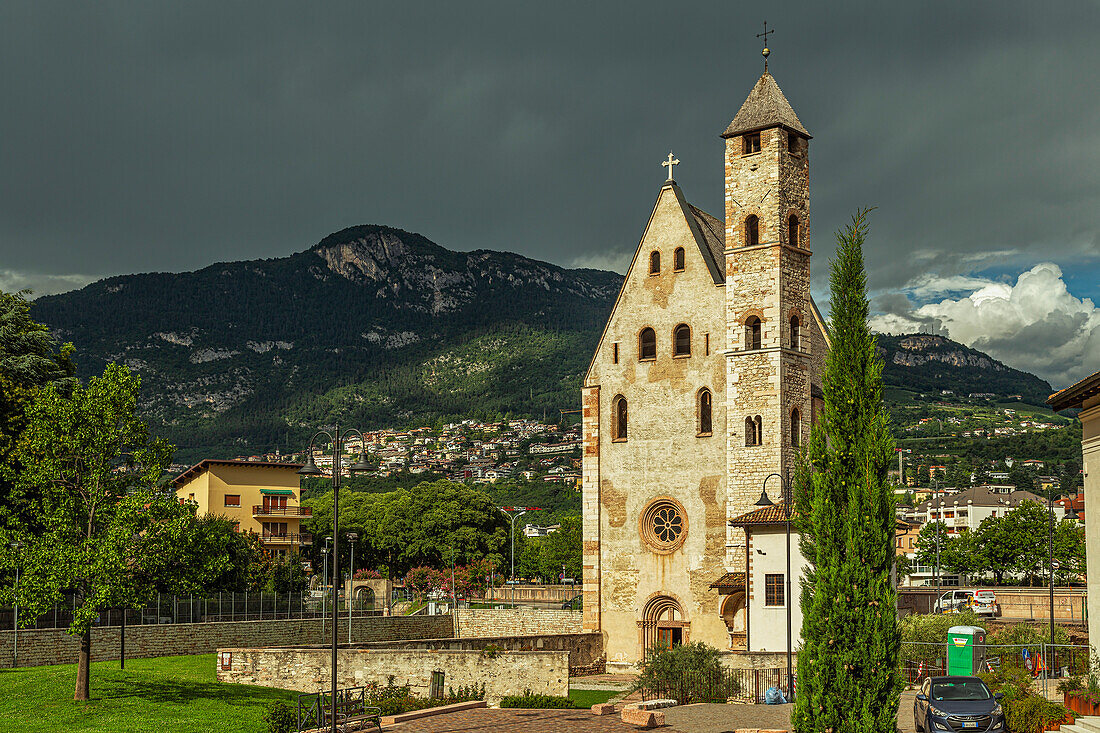 Romanische Kirche Sant'Apollinare in Trient, entlang der Etsch. Trient, autonome Provinz Trient, Trentino-Südtirol, Italien, Europa
