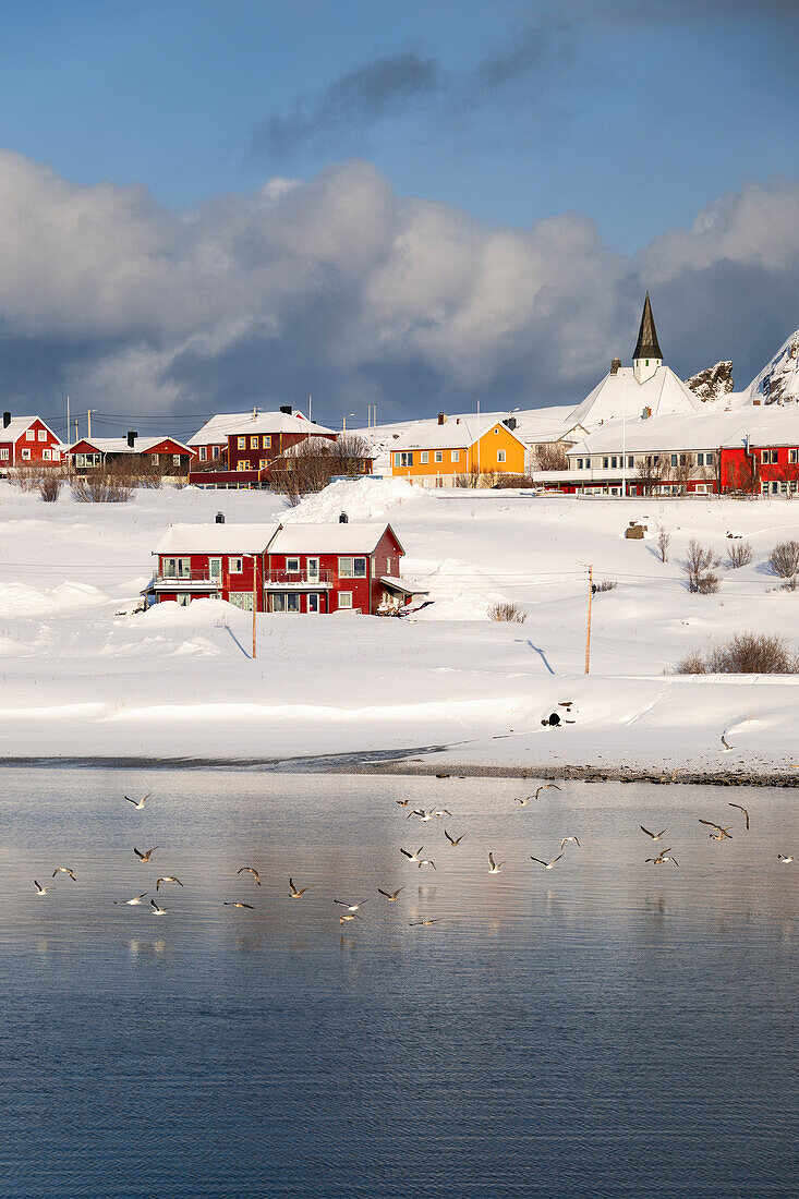 Das Küstendorf Hasvik ist während des kalten arktischen Winters mit Schnee bedeckt (Insel Soroya, Troms og Finnmark, Norwegen)