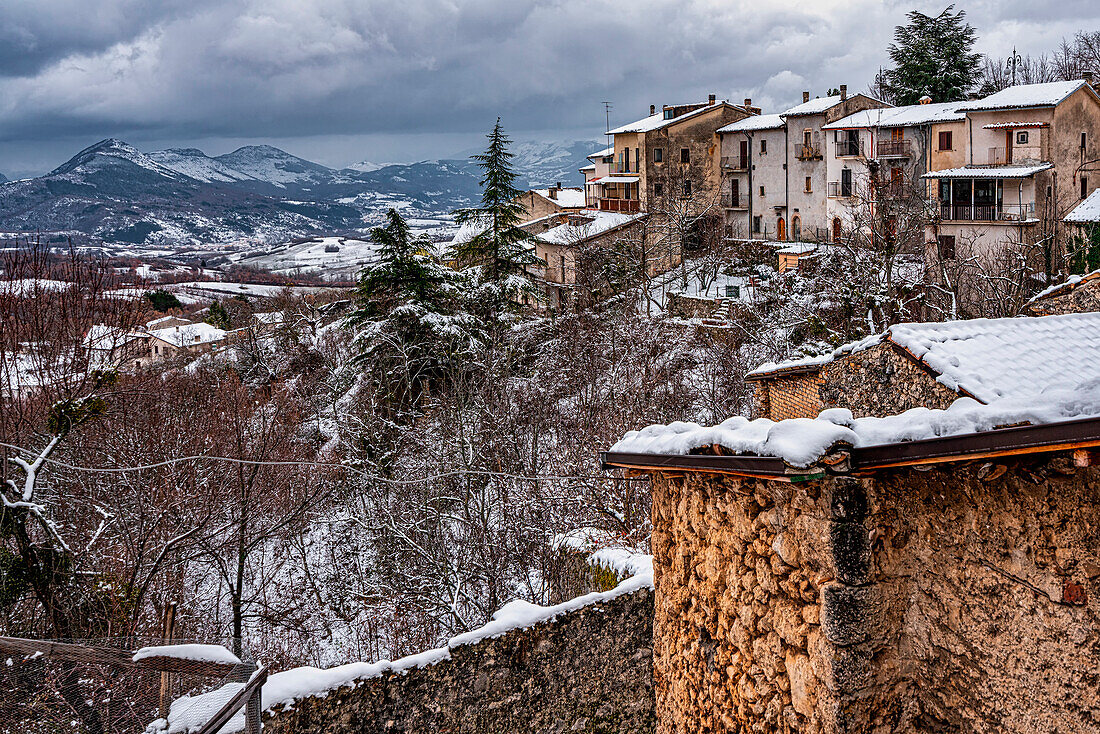 Winterlandschaft des kleinen Bergdorfs Secinaro unter dem Schnee. Secinaro, Provinz L'Aquila, Abruzzen, Italien, Europa