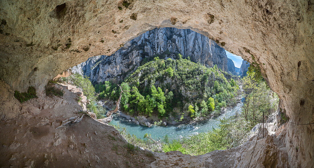Panoramic view of the Verdon Gorge from the Imbut Trial (Var department, Provence-Alpes-Côte d'Azur, France, Europe)