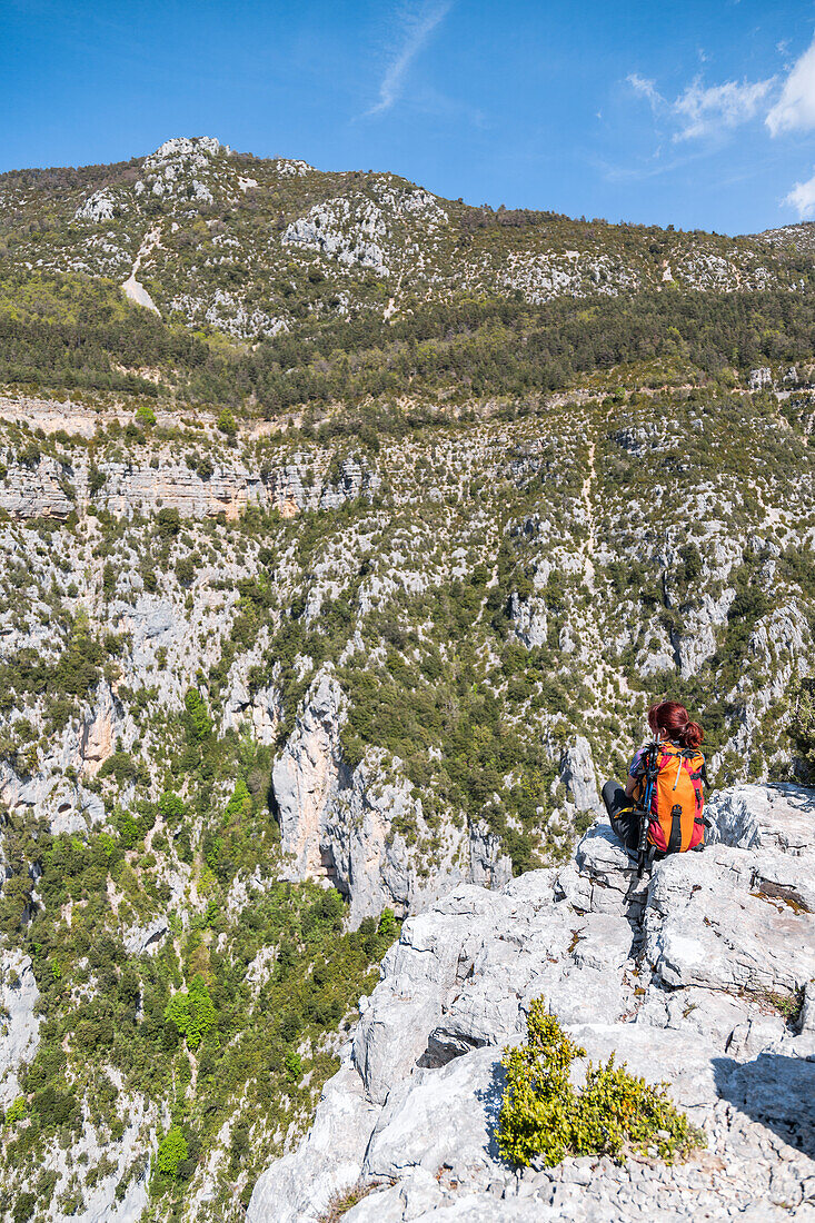 Ein Mädchen bewundert die Verdon-Schlucht vom Vidal-Wanderweg aus (Departement Var, Provence-Alpes-Côte d'Azur, Frankreich, Europa) (MR)