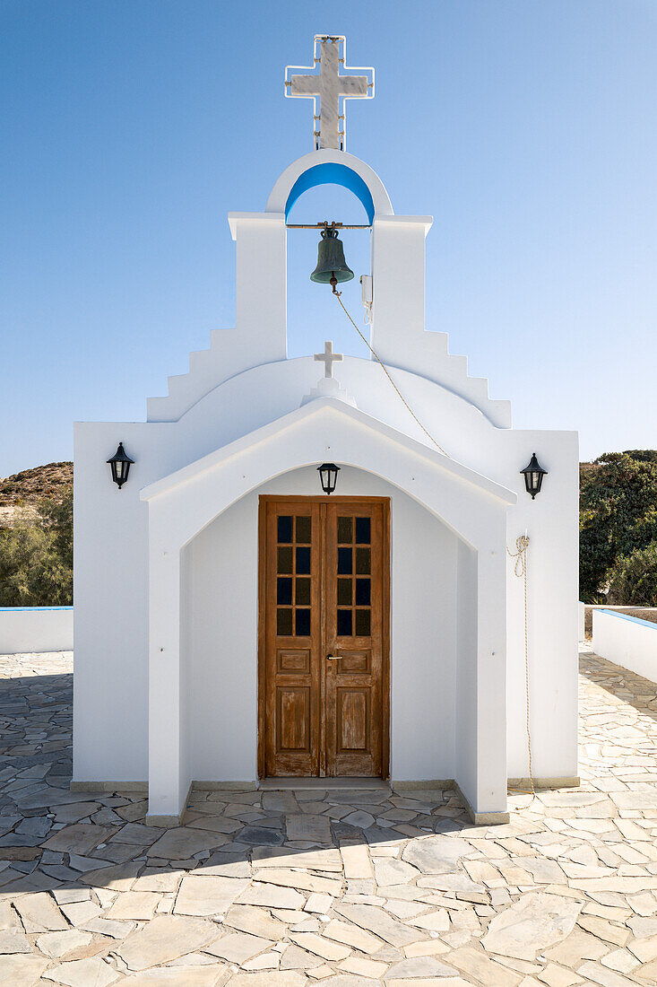 Die kleine Kirche des Fischerdorfes Agios Konstantinos (Plaka, Insel Milos, Kykladeninseln, Griechenland, Europa)
