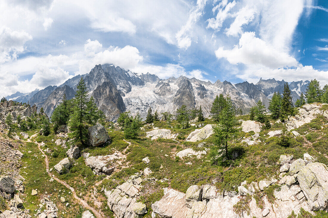 Das Mont-Blanc-Massiv vom Mont Chetif aus gesehen (Veny-Tal, Courmayeur, Provinz Aosta, Aostatal, Italien, Europa)