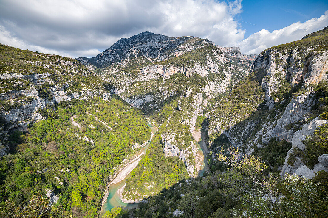 Gorges du Verdon: La Mescla, wo der Fluss Artuby in den Verdon mündet, vom Balcon de la Mescla (Departement Var, Provence-Alpes-Côte d'Azur, Frankreich, Europa)