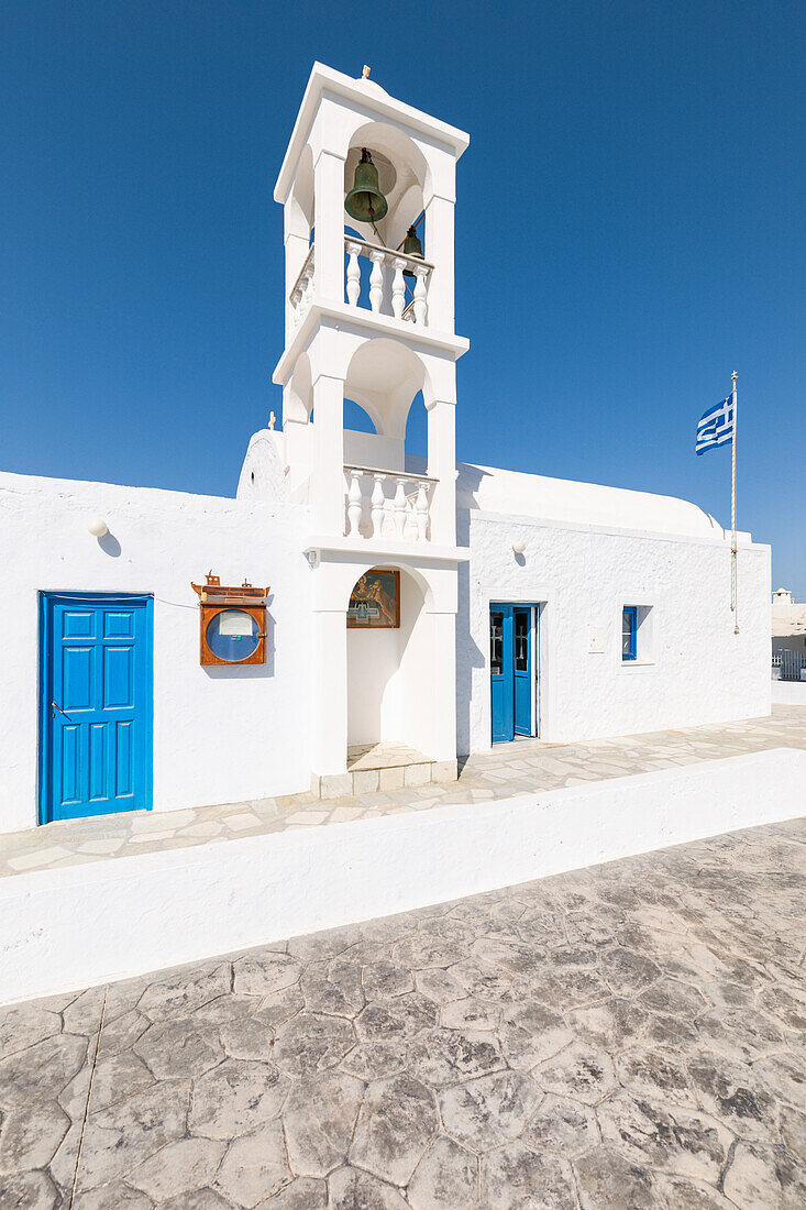 Die kleine Kirche des Fischerdorfs Mandrakia (Plaka, Insel Milos, Kykladeninseln, Griechenland, Europa)