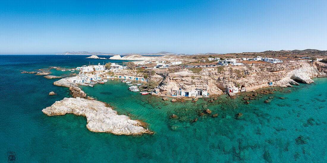 Panorama-Luftaufnahme des kleinen Fischerdorfes Mandrakia und seines kleinen Hafens (Plaka, Insel Milos, Kykladeninseln, Griechenland, Europa)