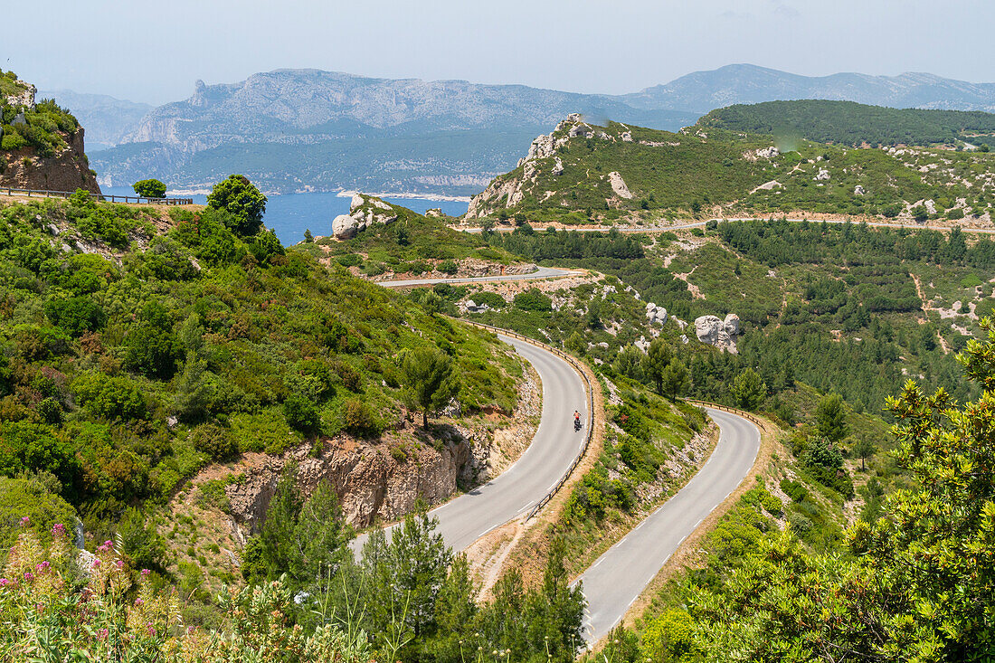Die Straße der Route des Cretes von Cassis nach La Ciotat in les Calanques mit dem Meer im Hintergrund. Cassis, les Calanques, Côte d'Azur, Frankreich.