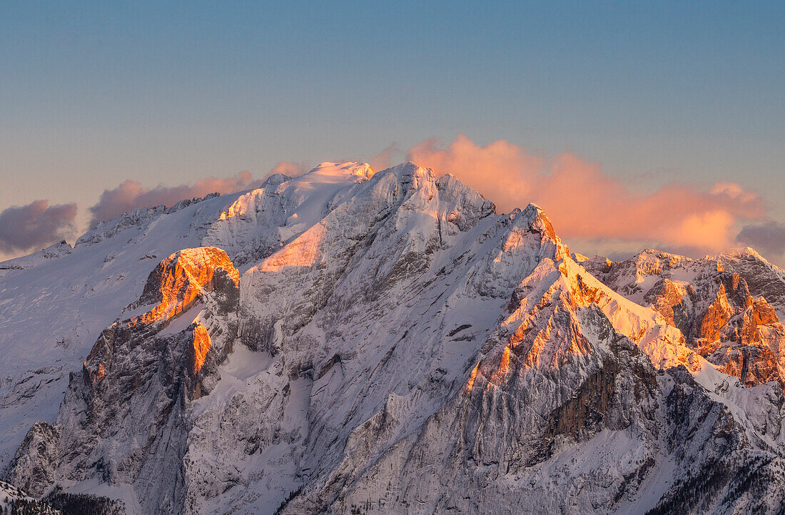 Marmoladaspitze bei Sonnenuntergang während der Wintersaison vom Col Rodela, Sellajoch, Fassatal, Trentino, Italien.