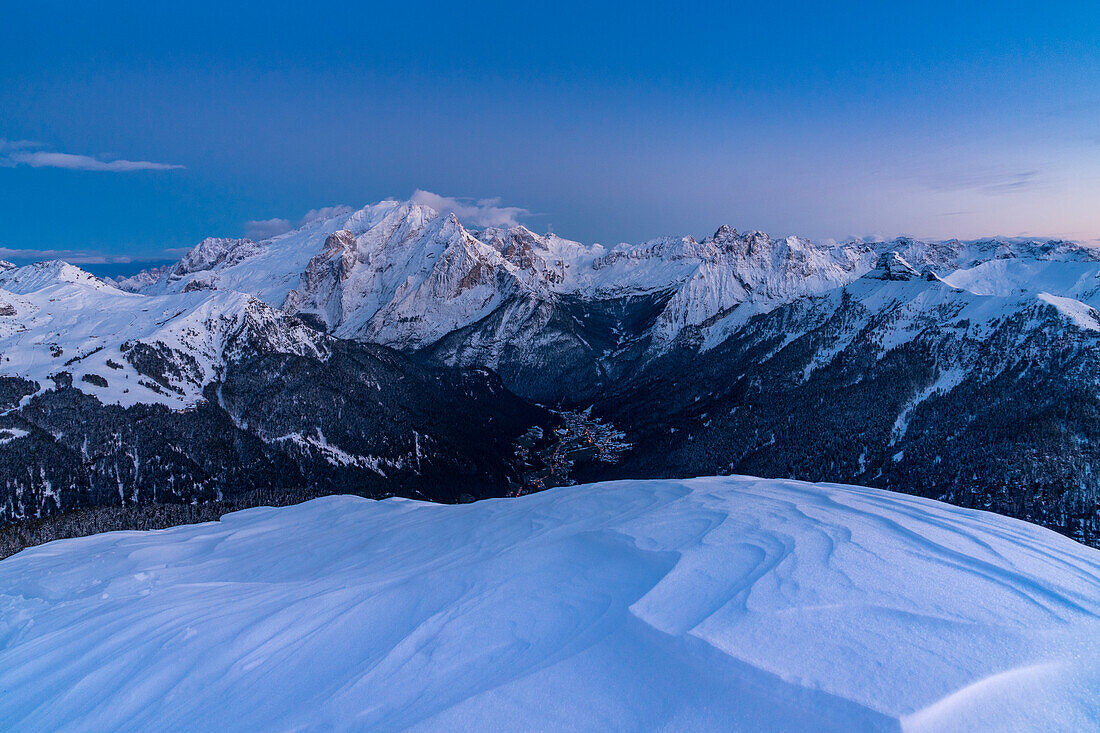 Marmolada Spitze und Fassa Tal nach Sonnenuntergang während der Wintersaison von Col Rodela, Sellajoch, Fassa Tal, Trentino, Italien.