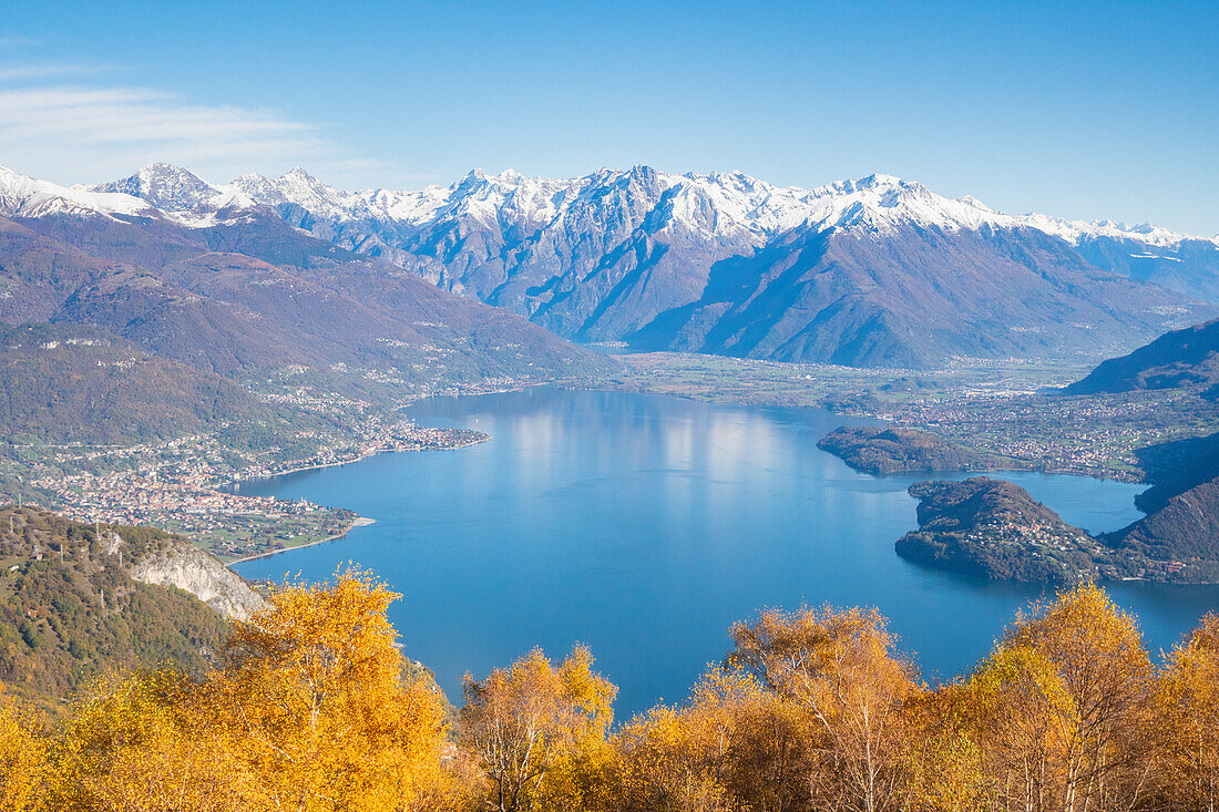 Herbstliche Landschaft von den Bergen des Bergells Bregagno mit Comer See. Musso, Como Bezirk, Lombardei, Alpen, Italien, Europa.