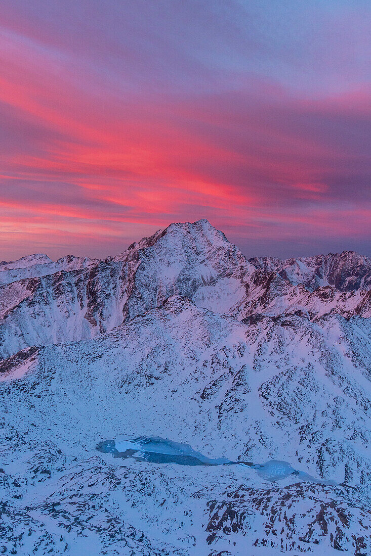 Winterlandschaft bei Sonnenuntergang von den hohen Bergen von Valfurva. Vallombrina Gipfel, Gavia Pass, Valfurva, Bezirk Sondrio, Lombardei, Italien Alpen, Europa;